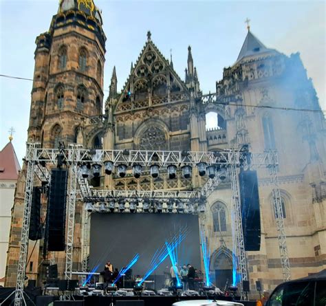 Večerný koncert na podiu sanktuária