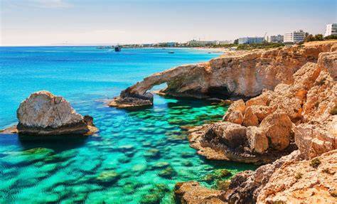 Cyprus Larnaka atraktívne pláže a pamiatky (infografika)