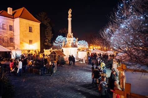grafické zobrazenie tradičných adventných trhov