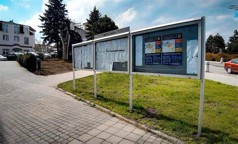 Informačné tabule a jazierko uprostred parku