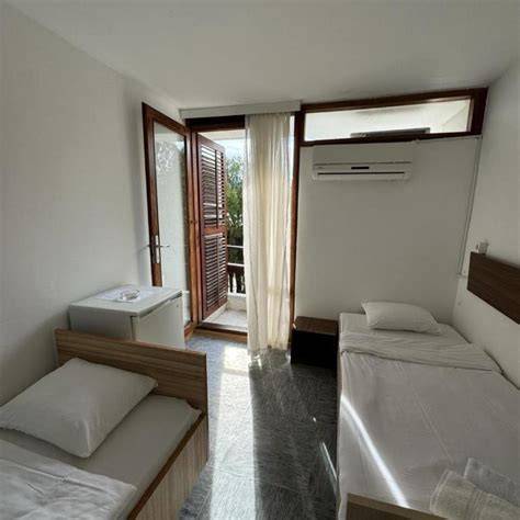 pohľad na hotel Kamelija pri mori
