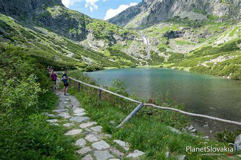 turistické chodníky okolo Velického plesa