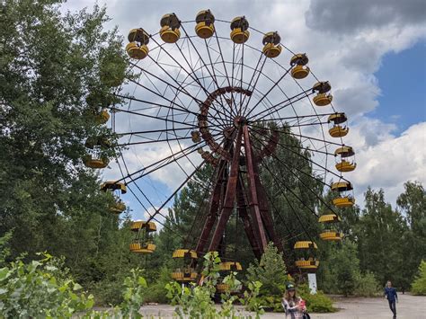 Ferris wheel in Pripyat park (image prompt)