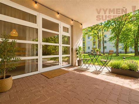 Terasa so vstupom do reštaurácie Panoráma (fotografia)