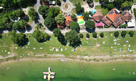 kemping pri Počúvadle - panoráma jazera a chatiek