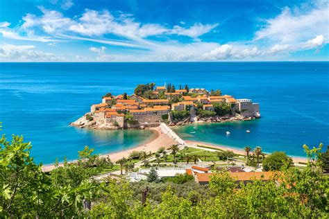 Sveti Stefan z diaľky