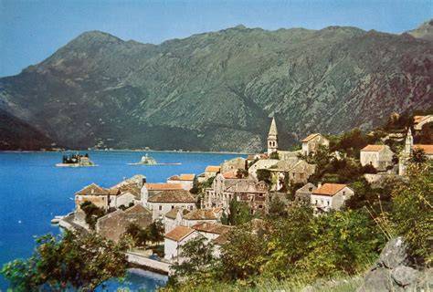 Perast a dve ostrovčeky v zálive