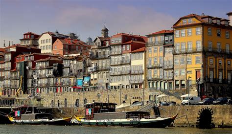 Rieka Douro so zrkadlami mesta v popoludňajšom svetle