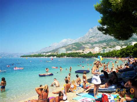 Makarska pláž a promenáda pri mori