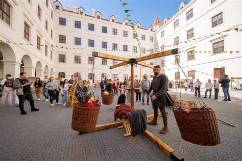 Stredoveké trhy na nádvorí hradu