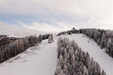 zimná krajina a lanovky Semmering Hirschenkogel