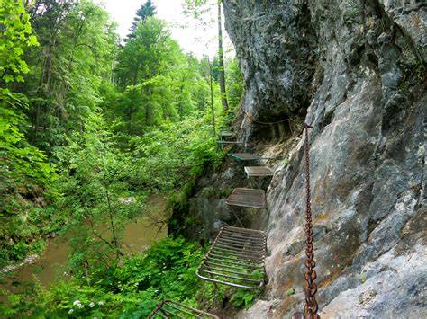 veľké turistické trasy okolie Vtáčnika