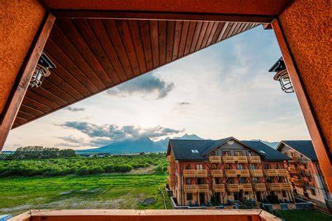 obrázok s výhľadom na Lomnický štít a hotel