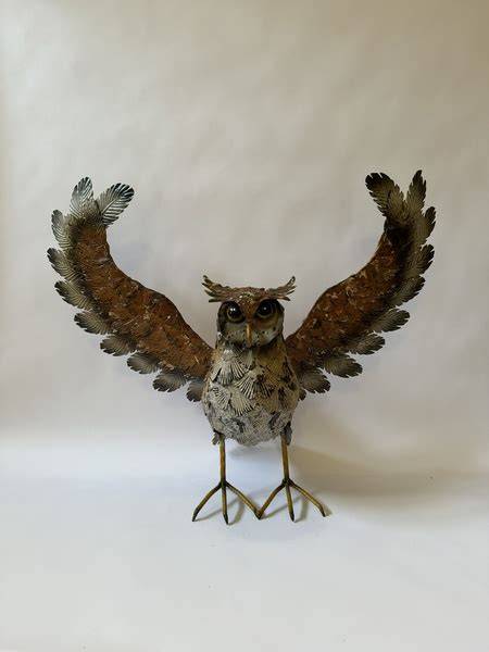 kovová sova Bubo - symbol spojenia mythosu a techniky