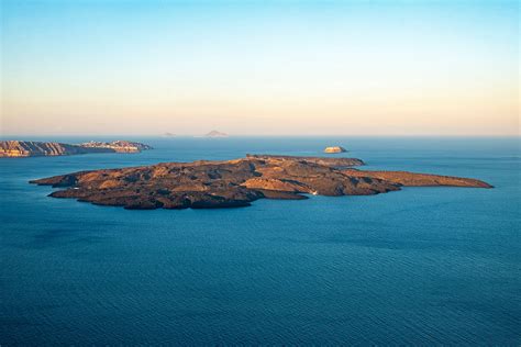 kaldera a Nea Kameni v centre