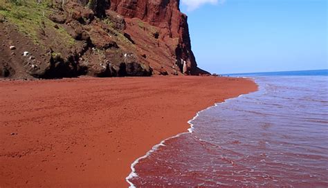 pláže Santorini a červený piesok