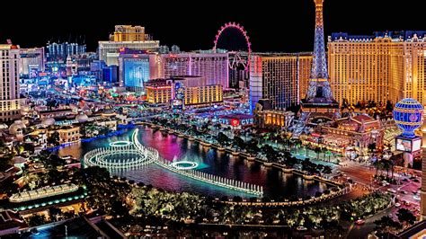 Las Vegas v nablýskanom meste počas noci