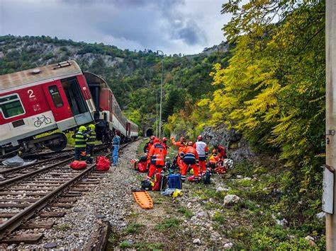 Tragédia pri vlaku - pohľad na koľaje a záchranné zložky