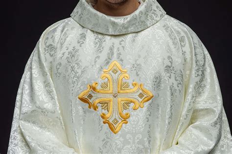 Liturgické rúcha pre duchovných - vizuálna reprezentácia výšiviek