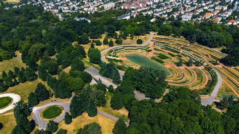 Park Cytadela - rozsiahly zelený areál s množstvom ciest a pamätníkov
