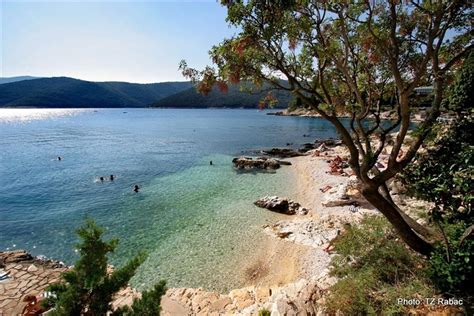 Rabac promenáda a pláž v Rabaci