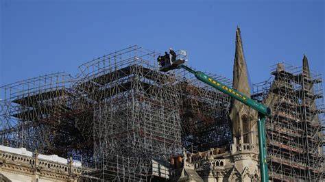 Strecha Notre-Dame a drevo
