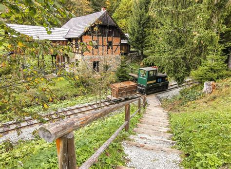 Skanzen Kysuckej dediny vo Vychylovke a úvraťová železnica