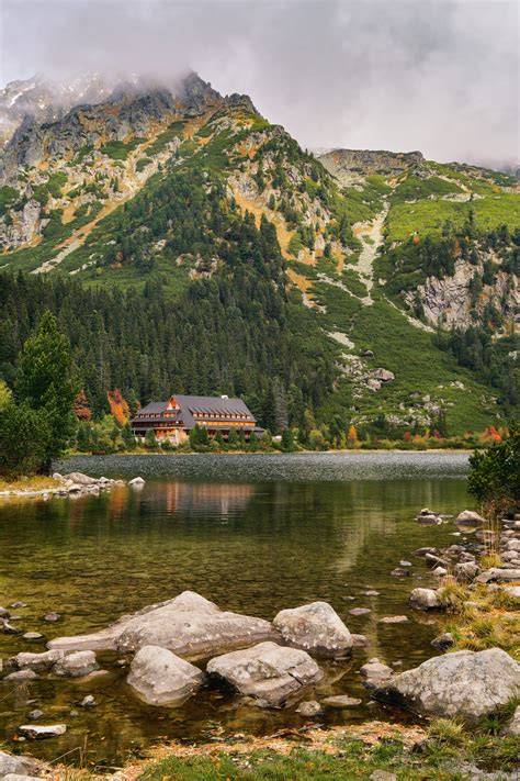 Popradské pleso výhľad (ľavá časť jazera s horami v pozadí)
