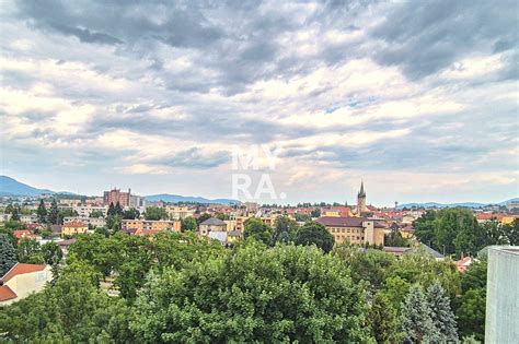 centrum mesta s výhľadom na hory