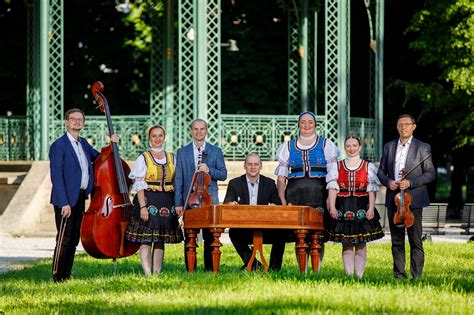 obrazok_zobrazujuci_folklorne_vystúpenie_dolina