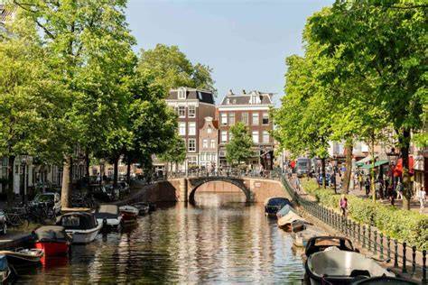 pohľad na kanály a architektúru Amsterdamu
